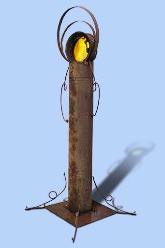 Metal sculpture - Metal pole topped by four white faces with metal blinders